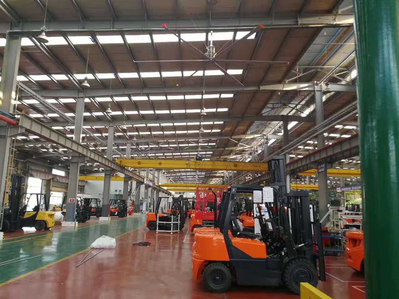 夏季車(chē)間又悶又熱，企業(yè)都在用的通風(fēng)降溫法寶，今天它來(lái)了